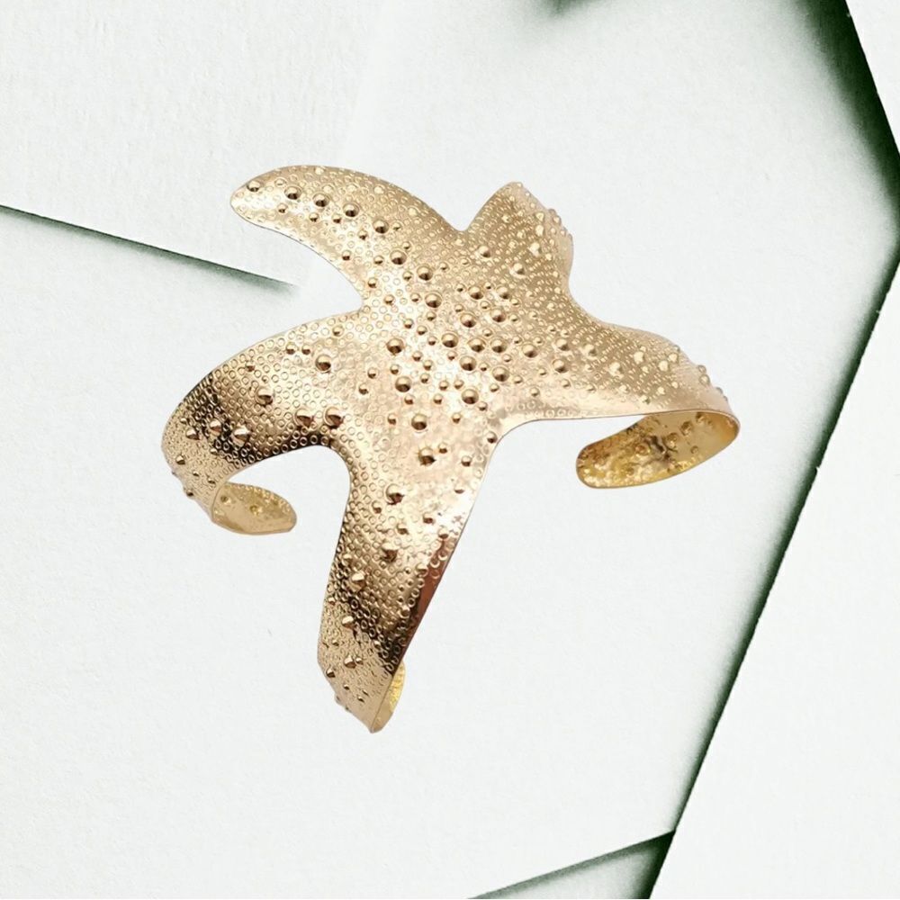 ‎GOLDTONE STARFISH BANGLE